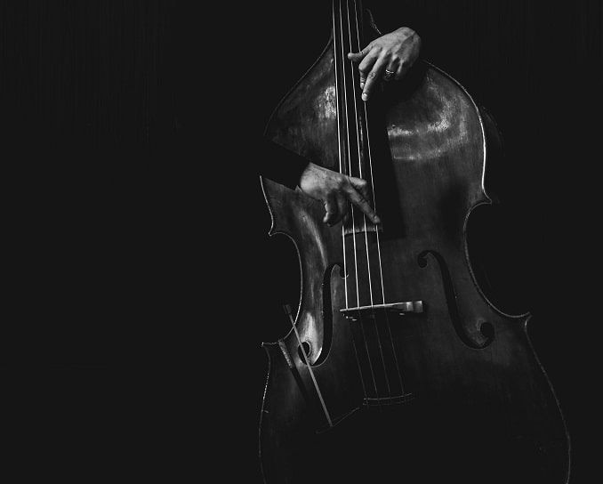 Músico tocando el contrabajo